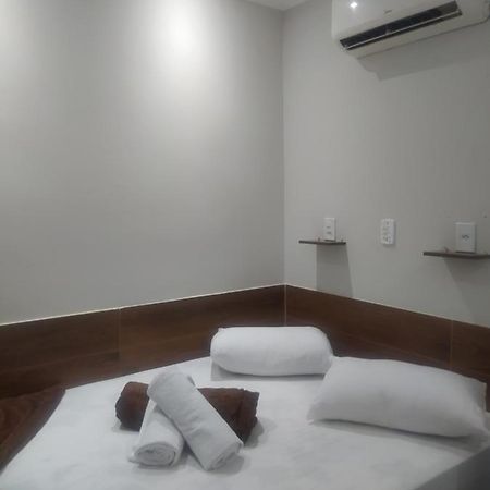 Pousada Quarto Casal Com Ar,Frigobar, Garagem อาปาเรซีดา ภายนอก รูปภาพ